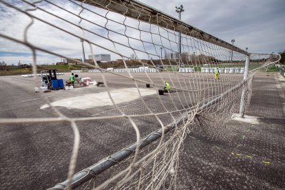 Uno de los campos en remodelación. TOMÁS ALONSO