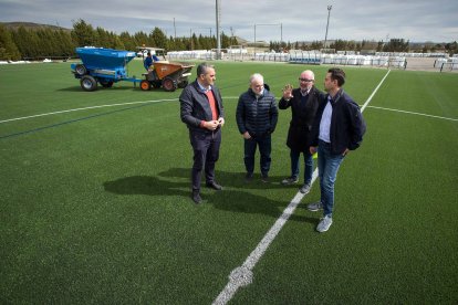 Un momento de la visita a las obras de los campos de fútbol de Pallafría. TOMÁS ALONSO