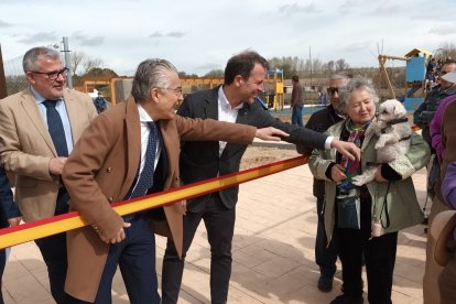 El delegado territorial bromea con los vecinos