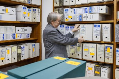 El historiador y vicedirector de la IFG, Isaac Rilova, en el nuevo archivo.