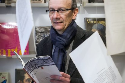 El poeta Ricardo Ruiz, entre hojas y versos.