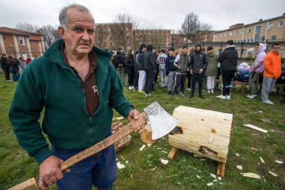 Uno de los carreteros durante la demostración de corta de troncos. TOMÁS ALONSO