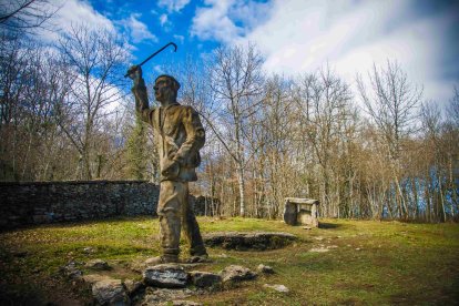 Una estatua de un carbonero junto a la casa del parque del Monumento Natural del Monte Santiago. FOTO: © Daniel López García
