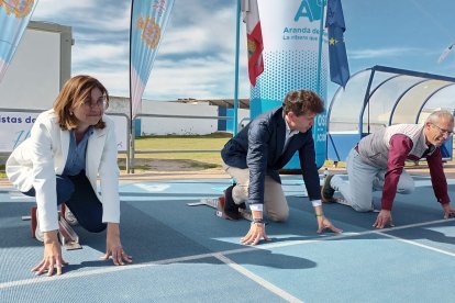El atleta con la alcaldesa y el concejal
