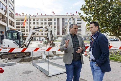 El concejal de Movilidad, Leví Moreno, y el alcalde Daniel de la Rosa. SANTI OTERO