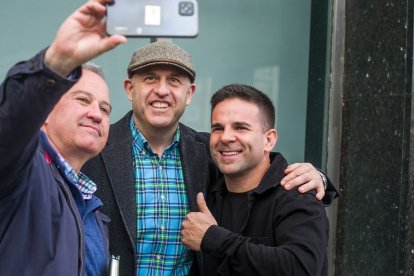 Gaitán haciéndose un selfi con dos seguidores. TOMÁS ALONSO