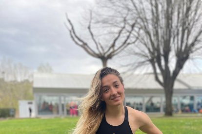 La joven nadadora muestra su material deportivo. ECB
