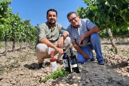 Alfonso posa con uno de sus dos socios de Bodegas El Inicio, Luis Álvarez