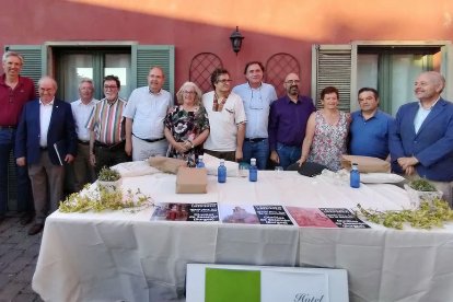 Foto de familia de los participantes en la Velada Poética de 2022. ECB