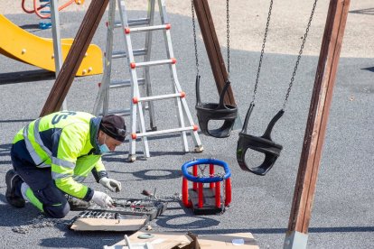 Los trabajadores de la empresa de mantenimiento renovaron el parque del Hangar. SANTI OTERO