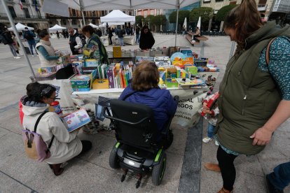 Varias personas ojean libros. SANTI OTERO