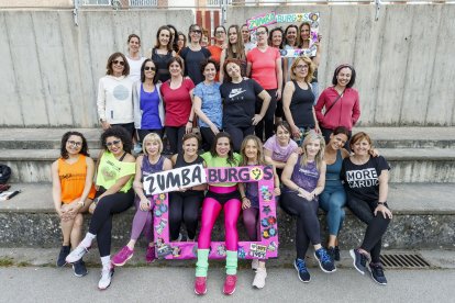Mariángeles junto a algunas de sus alumnas. SANTI OTERO