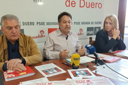 Alberto Marcos junto al candidato del PSOE, Ildefonso Sanz y Amparo Simón