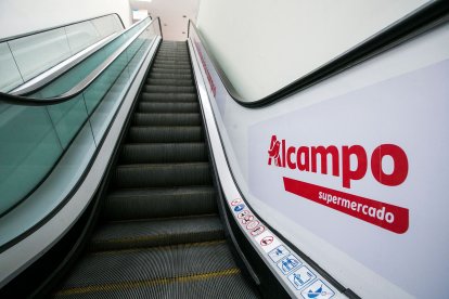 Los rótulos de Alcampo ya son visibles en toda la instalación. TOMÁS ALONSO
