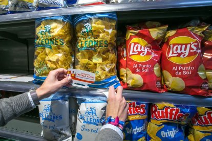 Los productos adquiridos a la industria local y regional tienen su sello distintivo en Alcampo. TOMÁS ALONSO