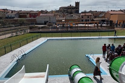 GALERÍA DE FOTOS. Las piscinas están rodeadas de césped natural