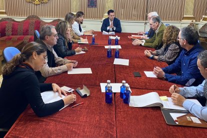 Los portavoces de todos los grupos políticos de Burgos han mantenido hoy una reunión, presidida por el alcalde, con representantes del empresariado y sindicatos para trabajar en el reconocimiento de Burgos como nodo logístico básico en el Corredor Atlántico.