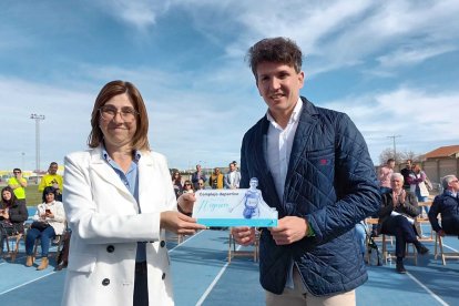 La alcaldesa le ha hecho entrega de la placa conmemorativa