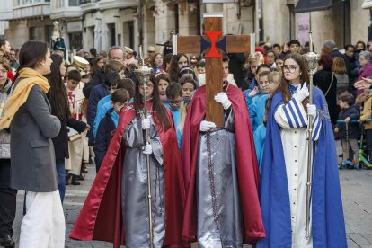 La procesión es abierta a los niños de todas las cofradías de Burgos. Portan la cruz dos integrantes de la Cofradía de la Oración en el Huerto y de Nuestra Señora de los Dolores (granate y gris) y otra cofrade de Nuestra Señora de la Misericordia y de la Esperanza. FOTOS: © ECB / SANTI OTERO