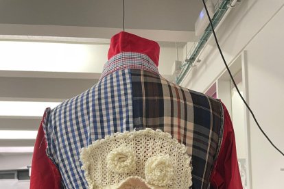 El upcycling es una práctica denominada superreciclaje porque transforma una prenda con otras dos y la llega a mejorar.