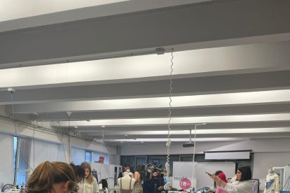 Un momento de transformación de la ropa reutilizada que llega desde Arropa/Moda re- de Cáritas.