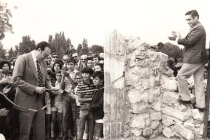 Parque de las ruedas grande en 1972. Paco Benito aplaude subido a las piedras