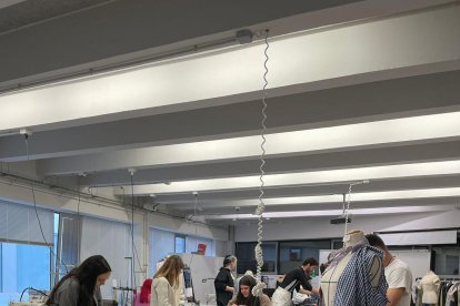 Un momento de transformación de la ropa reutilizada que llega desde Arropa/Moda re- de Cáritas.