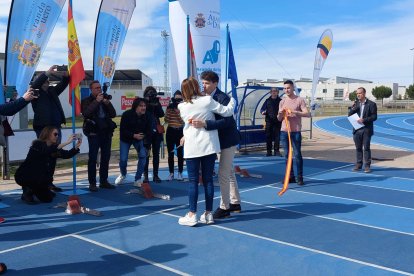 Abrazo entre el homenajeado y la alcaldesa tras cortar la cinta del complejo deportivo.