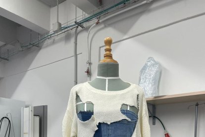 El upcycling es una práctica denominada superreciclaje porque transforma una prenda con otras dos y la llega a mejorar.