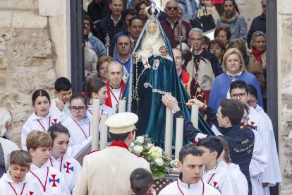 La imagen de la la Virgen del Socorro se eligió por su tamaño y poco peso, pero también por lo que representa. Se trata de una pieza de medio cuerpo acompañada de ropajes y que data del siglo XV. FOTOS: © ECB / SANTI OTERO