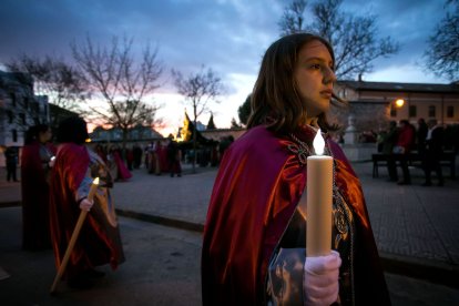 La procesión de la Virgen de los Dolores y Rosario Penitencial salió de la parroquia de San Pedro de la Fuente. FOTOS: © ECB / TOMÁS ALONSO