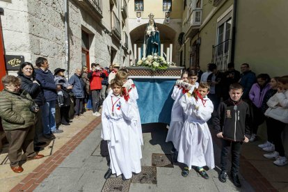Llevan semanas ensayando en la parroquia de San Gil la procesión. Aunque la talla está preparada para que no pese demasiado y lo puedan portar los niños está el problema de las diferencias de estatura. FOTOS: © ECB / SANTI OTERO