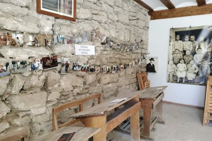 Entrada de la Escuela de Bañuelos, con pupitres de antaño y fotografías de la restauración del inmueble. DARÍO GONZALO