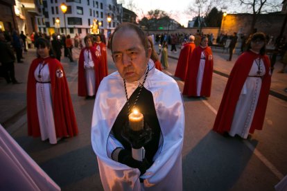 La procesión de la Virgen de los Dolores y Rosario Penitencial salió de la parroquia de San Pedro de la Fuente. FOTOS: © ECB / TOMÁS ALONSO