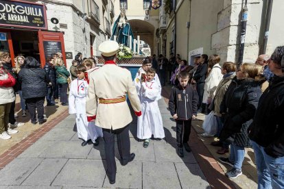 A mediodía salía desde la Iglesia de San Gil la Procesión Infantil del Amor y la Esperanza con, al menos, un centenar de niños. FOTOS: © ECB / SANTI OTERO
