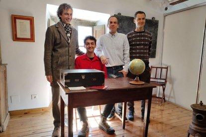 El equipo de 'El mar', en el aula de Bañuelos. DARÍO GONZALO