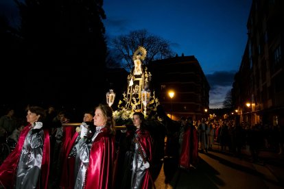 La procesión de la Virgen de los Dolores y Rosario Penitencial salió de la parroquia de San Pedro de la Fuente. FOTOS: © ECB / TOMÁS ALONSO