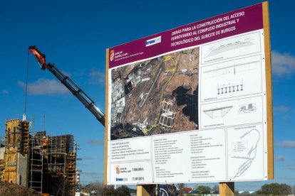 Obras del ramal ferroviario entre el puerto seco de Villafría y la fábrica de Kronospan. TOMÁS ALONSO
