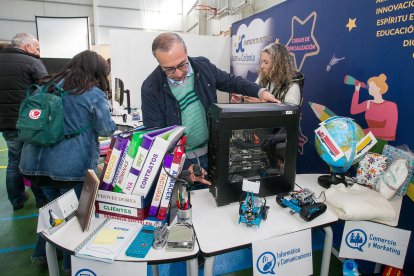 La muestra de equipamientos tecnológicos muestran la capacidad de adaptación de la FP. TOMÁS ALONSO