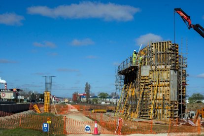 Obras del ramal ferroviario entre el puerto seco de Villafría y la fábrica de Kronospan. TOMÁS ALONSO