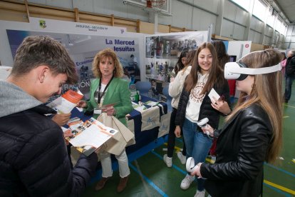 La muestra de equipamientos tecnológicos muestran la capacidad de adaptación de la FP. TOMÁS ALONSO