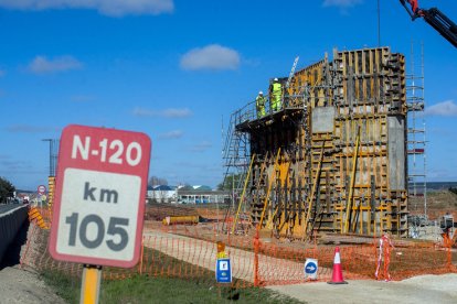 Obras del ramal ferroviario entre el puerto seco de Villafría y la fábrica de Kronospan. TOMÁS ALONSO