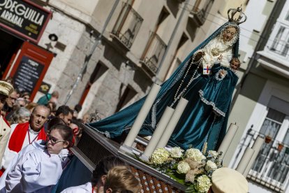 La talla, restaurada por la Cofradía hace unos años, luce perfectamente ataviada. FOTOS: © ECB / SANTI OTERO