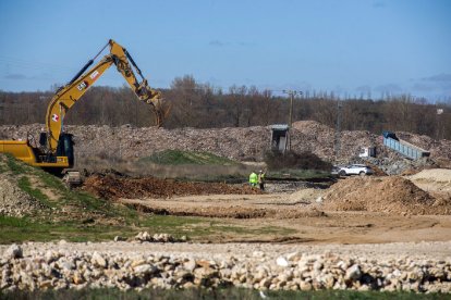 Obras del ramal ferroviario entre el puerto seco de Villafría y la fábrica de Kronospan. TOMÁS ALONSO