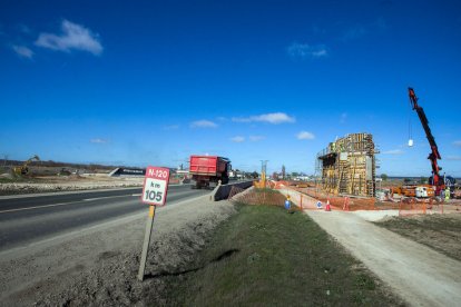 Obras del ramal ferroviario entre el puerto seco de Villafría y la fábrica de Kronospan. TOMÁS ALONSO