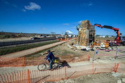 Obras del ramal ferroviario entre el puerto seco de Villafría y la fábrica de Kronospan. TOMÁS ALONSO