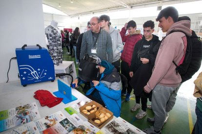 La muestra de equipamientos tecnológicos muestran la capacidad de adaptación de la FP. TOMÁS ALONSO