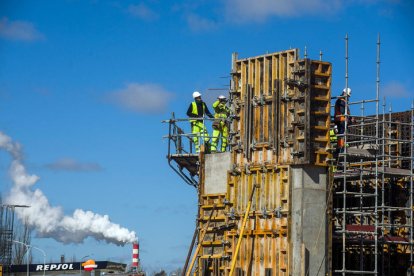 Obras del ramal ferroviario entre el puerto seco de Villafría y la fábrica de Kronospan. TOMÁS ALONSO