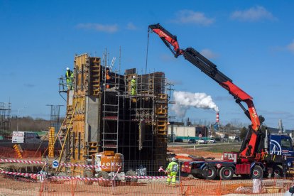 Obras del ramal ferroviario entre el puerto seco de Villafría y la fábrica de Kronospan. TOMÁS ALONSO