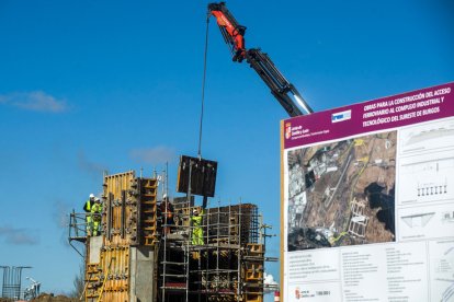 Obras del ramal ferroviario entre el puerto seco de Villafría y la fábrica de Kronospan. TOMÁS ALONSO